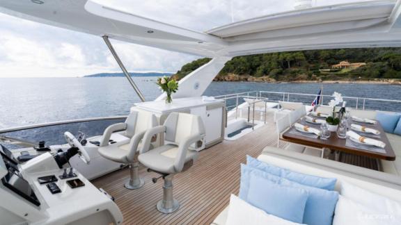 Flybridge-Bereich der Motoryacht Mineira