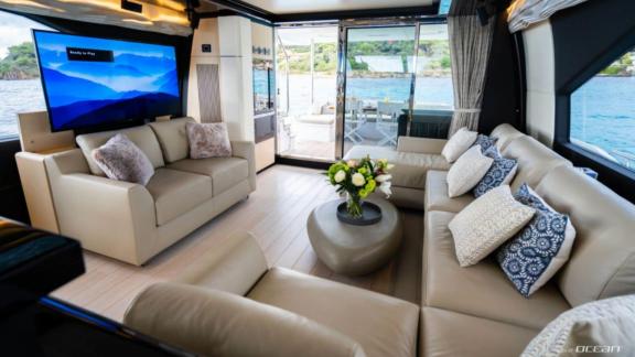 Lounge-Sitzbereich der Luxus-Motoryacht Mineira