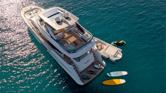 Am Heck der Omr Group liegen Tenderboot, Jetski und Paddleboards bereit.