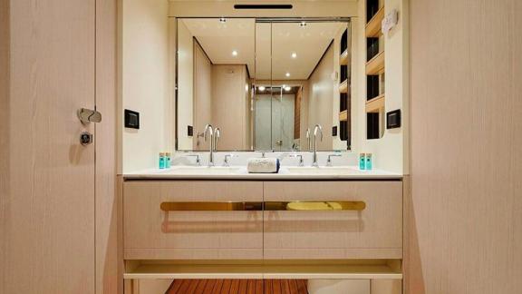 Doppelwaschbecken, großer Spiegel und Holzelemente sorgen für Eleganz und Komfort.