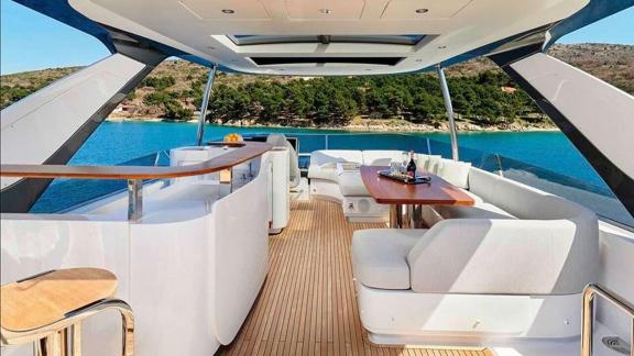 Auf dem Flybridge gibt es Sitzgruppen, Esstisch und Bar mit Blick aufs Meer.