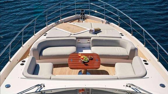 Auf dem Vorschiff der Omr Group gibt es Polstersitze und einen Tisch mit Getränken.