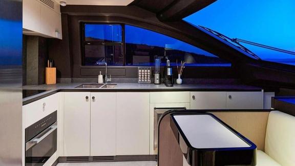 Eingebaute Geräte und Sitzbereich bieten Komfort mit Blick aufs Meer.