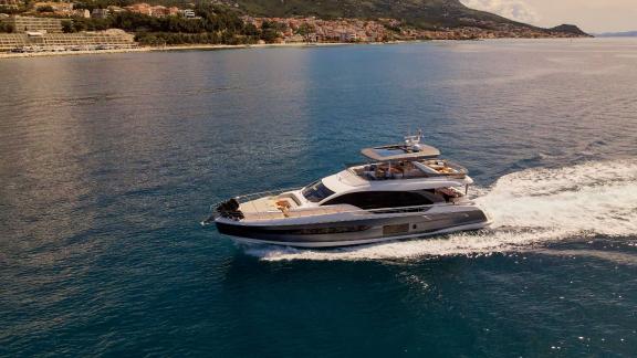 Die luxuriöse Viva gleitet mit Tempo entlang der Adria Küste bei Split.