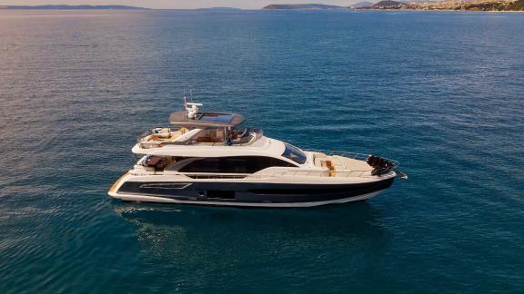 Die stilvolle Viva bietet luxuriösen Komfort für Ihre Yachtcharter ab Split.