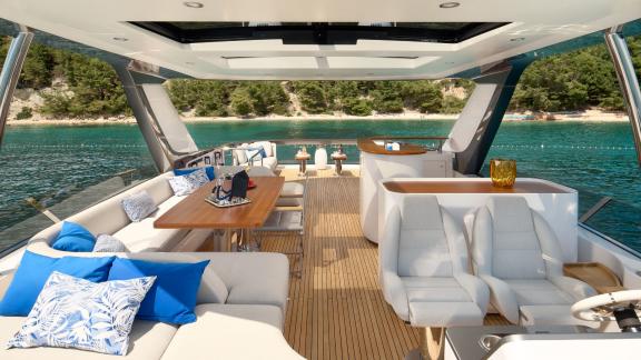 Lounge, Esstisch und Bar bieten großzügigen Komfort unter freiem Himmel.