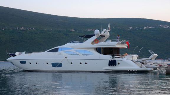 Die Yacht Leonardo liegt abends im Hafen von Portonovi. Ideal für einen exklusiven Yachturlaub.