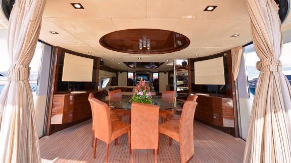 Die Motoryacht Leonardo in Portonovi bietet einen stilvollen Tisch mit Lederstühlen. Perfekt für Yachtcharter.