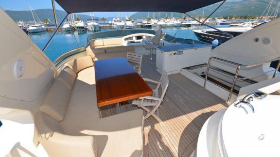 Die Motoryacht Leonardo bietet auf dem Oberdeck Sitzgruppe mit Tisch. Perfekt für Yachturlaub im Hafen.