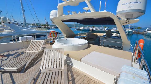 Jacuzzi und Sonnenliegen auf dem Deck der Motoryacht Leonardo. Exklusiver Komfort im Yachthafen.