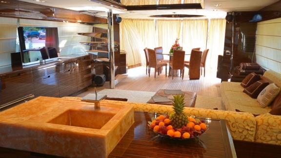 Die Yacht Leonardo in Portonovi verfügt über stilvollen Wohnraum mit Esstisch. Ideal zum Chartern.