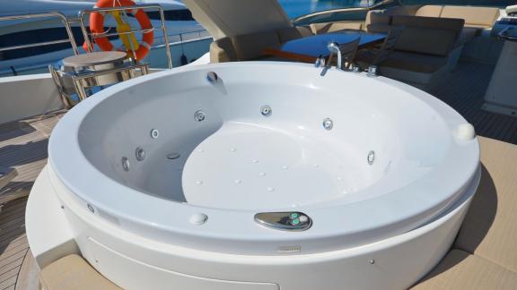 Auf dem Deck der Yacht Leonardo in Portonovi befindet sich ein großer Whirlpool. Luxus pur beim Chartern.