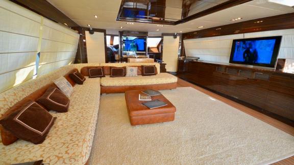 Die Motoryacht Leonardo in Portonovi bietet stilvollen Innenbereich mit Sofa und Fernseher. Luxuscharter pur.