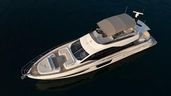 Flybridge, Sonnendeck und elegante Linien sind bei glattem Wasser gut erkennbar.