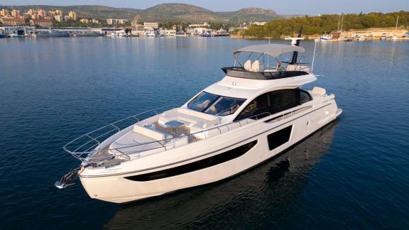 Motoryacht Felicita fährt stilvoll vor Šibenik