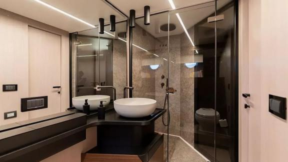 Elegantes Bad mit Glasdusche, stilvollem Waschbecken und hochwertigen Details.