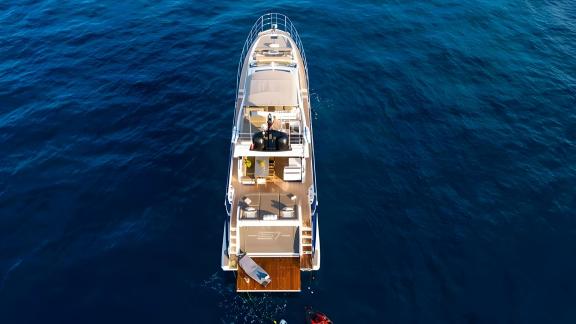 Split çıkışlı Mudita motoryatı arka platformu ve su oyuncaklarıyla eğlenceli bir kiralama sunar.