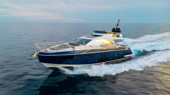 Mavi sular üzerinde hızla ilerleyen Mudita motoryatı Split çıkışlı kiralama için idealdir.