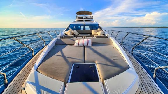 Split çıkışlı Mudita motoryatı geniş güneşlenme alanıyla huzurlu bir deniz tatili sunar.