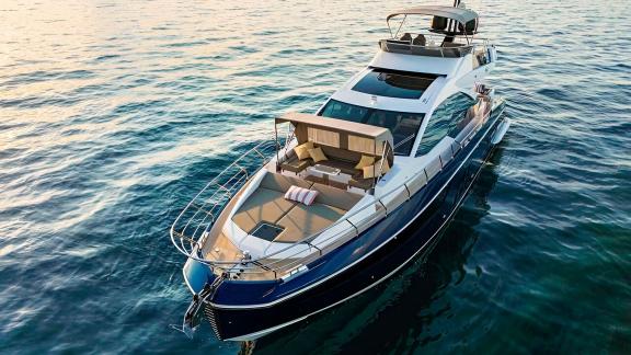 Geniş güverte alanı ile Mudita motoryatı Split’te sakin ve konforlu bir kiralama sunar.