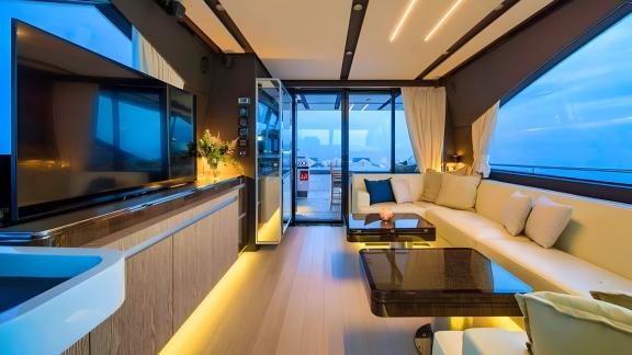 Heller Salon mit modernem Design sorgt für entspannten Yachturlaub an der Adria.