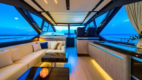 Panoramik camlarla çevrili iç salon, Mudita motoryatta ferah ve şık bir ortam sunar.