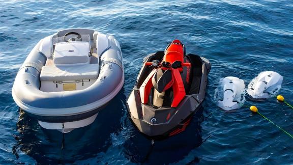 Jetski, Beiboot und Seascooter machen Mudita zum perfekten Charter für Wasserspaß.