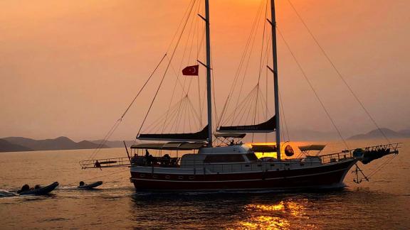 Испытайте волшебный закат над морем в Мармарисе на роскошном гулете.