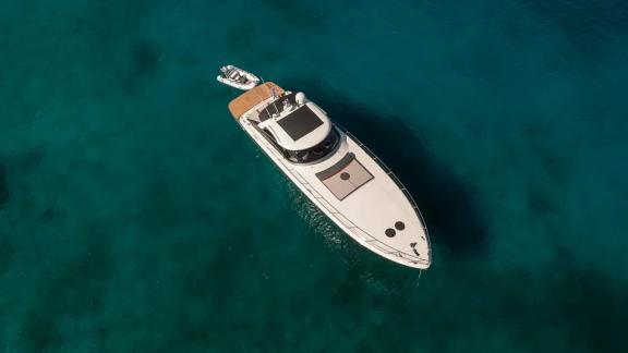 Orion zeigt sich aus der Luft und eignet sich für VIP Motoryacht Charter und private Inseltouren in Mykonos.