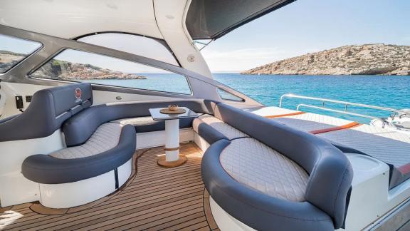 Orion bietet einen komfortablen Achterbereich für VIP Motoryacht Charter und private Bootsausflüge in Mykonos.