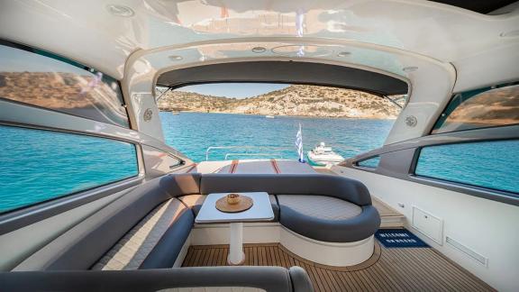 Orion bietet einen offenen Loungebereich für exklusive Motoryacht Charter und erholsame Urlaube in Mykonos.
