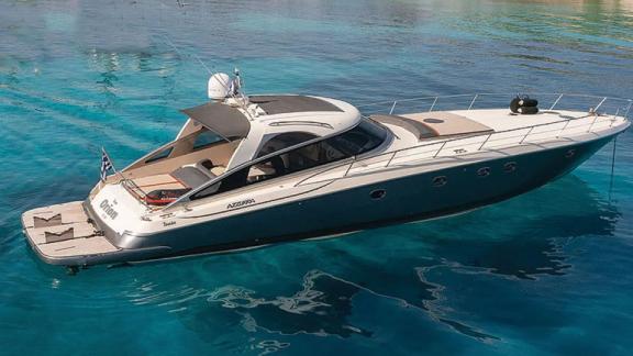 Orion überzeugt mit elegantem Design für private Motoryacht Charter und erstklassige Urlaube in Mykonos.
