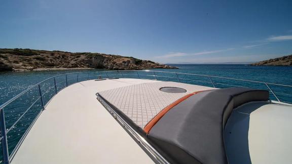 Orion bietet ein komfortables Vorderdeck für tägliche Motoryacht Charter und entspanntes Sonnenbaden in Mykonos.