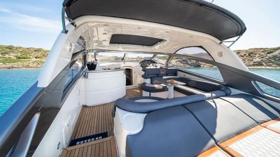 Orion bietet einen komfortablen Cockpit Sitzbereich für private Motoryacht Charter und entspannte Seereisen.