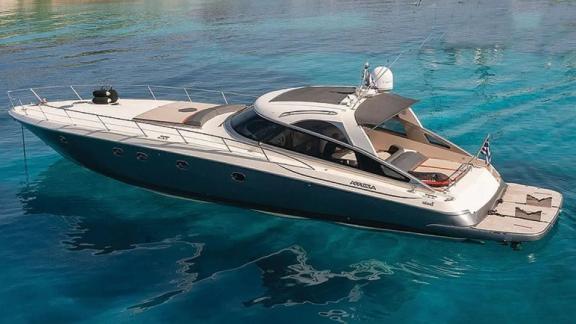 Orion ist ideal für luxuriöse Motoryacht Charter und einwöchige Yachturlaube im klaren Wasser von Mykonos.