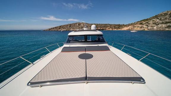 Orion bietet einen großzügigen Sonnenbereich am Bug für VIP Motoryacht Charter und luxuriöse Urlaube in Mykonos.