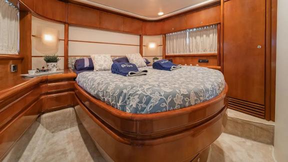 Orion bietet eine geräumige Masterkabine für VIP Motoryacht Charter und komfortable Blaue Reisen in Mykonos.