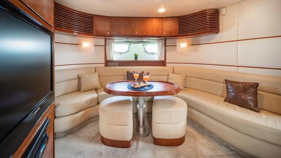 Orion bietet einen eleganten Innen Loungebereich für private Motoryacht Charter und Premium Urlaube in Mykonos.