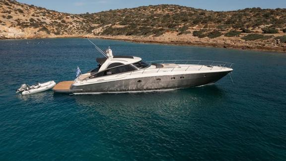 Orion bietet private Motoryacht Charter und exklusive Meeresurlaube in den ruhigen Buchten von Mykonos.