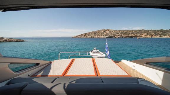 Orion bietet eine großzügige Badeplattform für tägliche Motoryacht Charter und erholsame Urlaube in Mykonos.