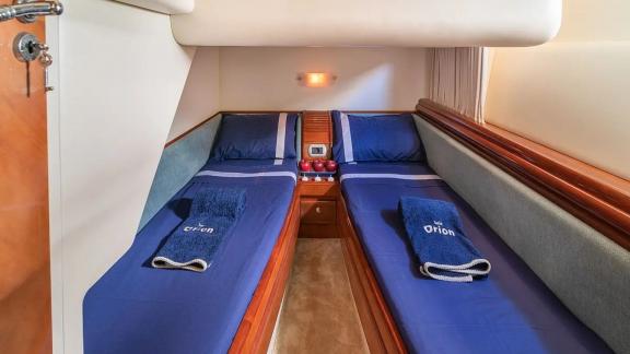 Orion bietet eine Twin Gästekabine für Familien und exklusive Motoryacht Charter in Mykonos.
