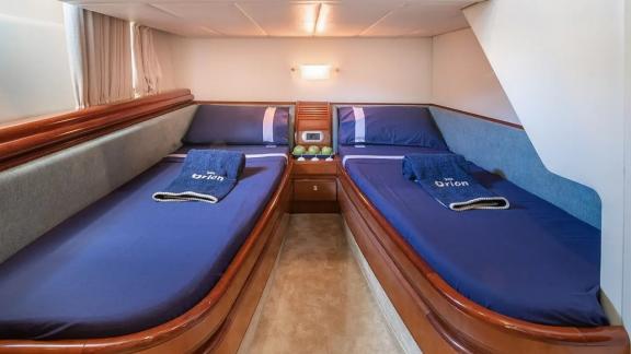 Orion bietet eine Zweibett Gästekabine für Wochencharter und entspannte Motoryacht Urlaube in Mykonos.