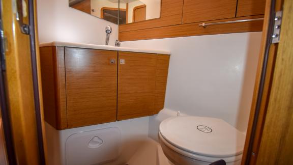 Das Badezimmer der Yacht Nazlı Denizim ist mit einem modernen Waschbecken und eleganten Schränken ausgestattet.