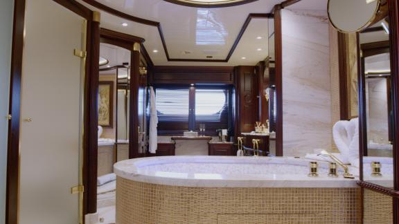 Entspannen Sie im eleganten Badezimmer mit Whirlpool der Motoryacht Akira One.