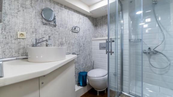 Bodrum'da Matilda yatının modern banyosu, birinci sınıf olanaklar ve konfor sunar.