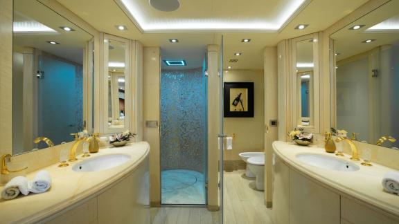 Наслаждайтесь удобствами роскошной ванной на моторной яхте Vertigo.