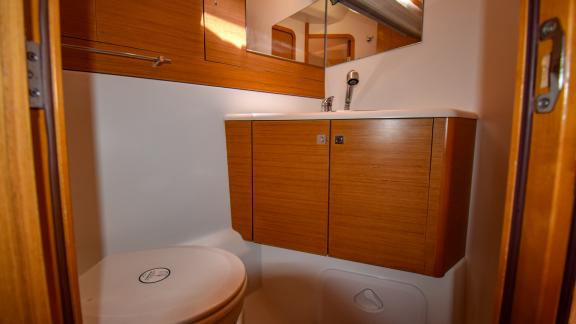 Das Badezimmer der Yacht Nazlı Denizim verfügt über ein modernes Design mit Holzschränken und einem großen Spiegel.