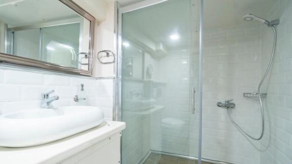 Bodrum'da Matilda yatının şık banyosu, lüks donanım ve birinci sınıf konfor sunar.