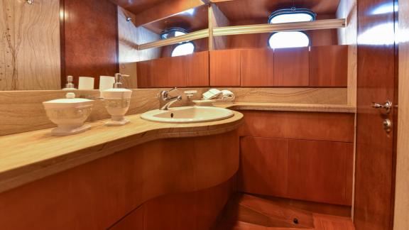 Stilvolles und modernes Badezimmer der Motoryacht Samocla.