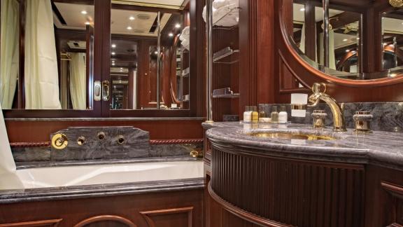 Entspannen Sie sich im eleganten Badezimmer der luxuriösen Motoryacht Akira One.